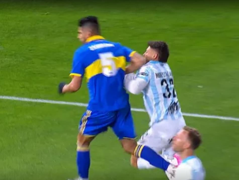 Árbitro não revisa lance polêmico e irrita treinador; assista
