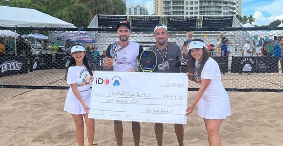 Vinicius Chaparro (cinza) na premiação em Singer Island