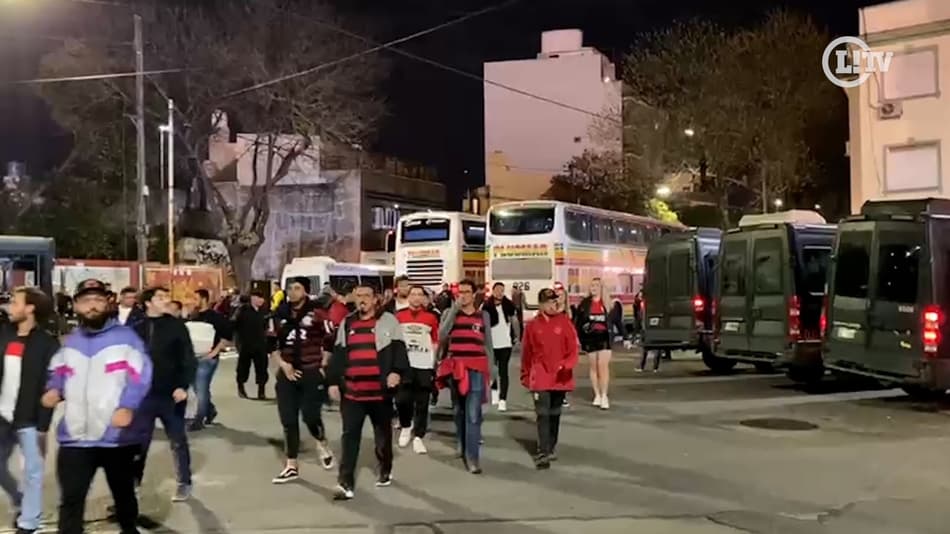 VÍDEO: torcida do Flamengo chega em bom número para semi da Libertadores contra o Vélez