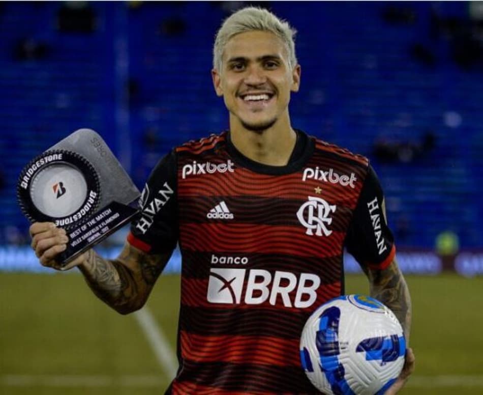 Vélez Sarsfield impede Pedro de levar a bola do jogo