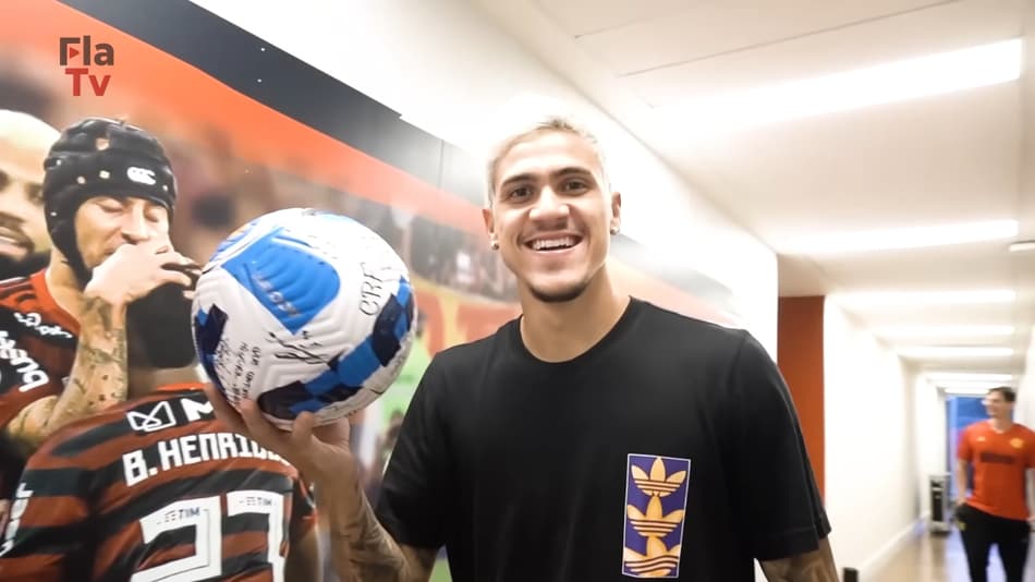 Flamengo: Pedro recebe bola do jogo contra o Vélez após polêmica