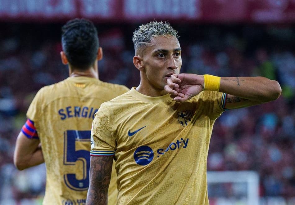 Raphinha celebra primeiro gol marcado pelo Barcelona: ‘Seguimos por mais’