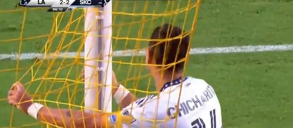 VÍDEO: Chicharito tenta cavadinha à la Loco Abreu, erra e passa vergonha nos EUA