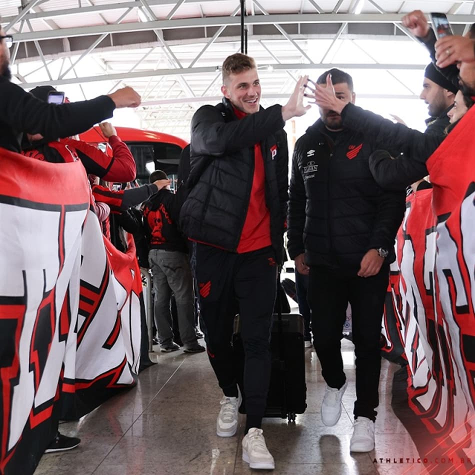 VÍDEO: Athletico embarca com festa da torcida antes da enfrentar o Palmeiras