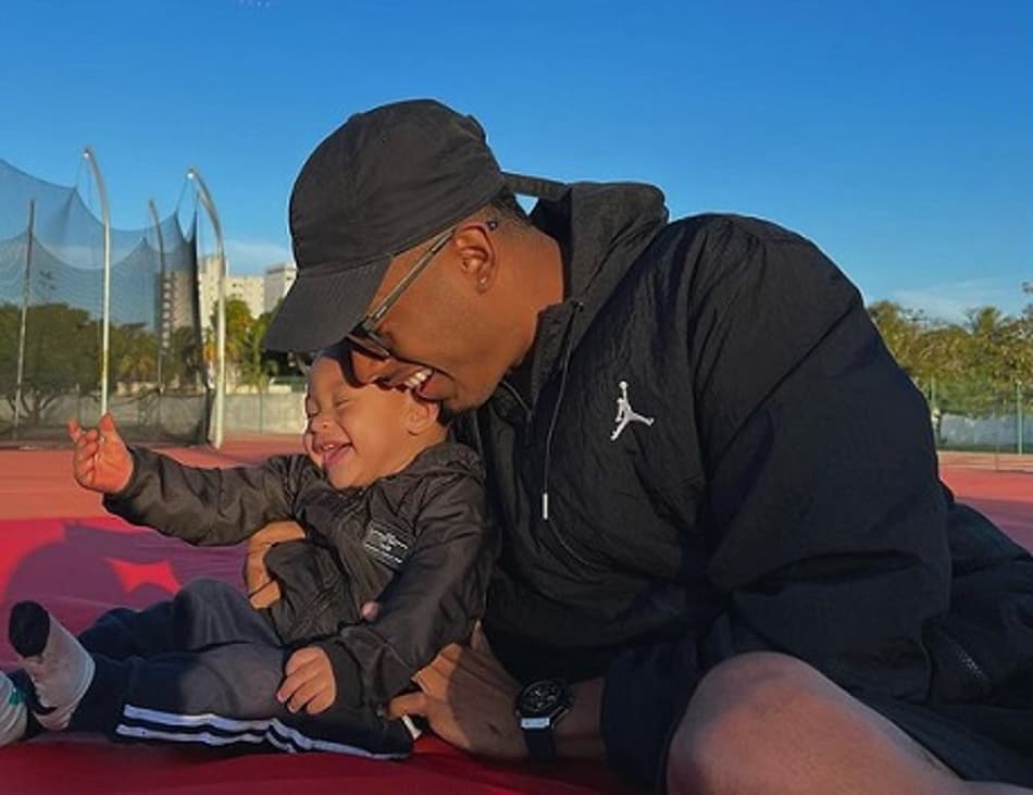 Paulo André exibe ataques racistas contra ele e filho de 1 ano