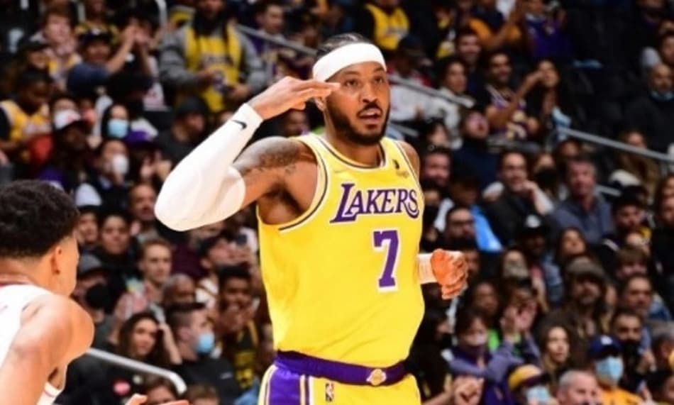 Sem Khris Middleton, Bucks analisa contratação de Carmelo Anthony
