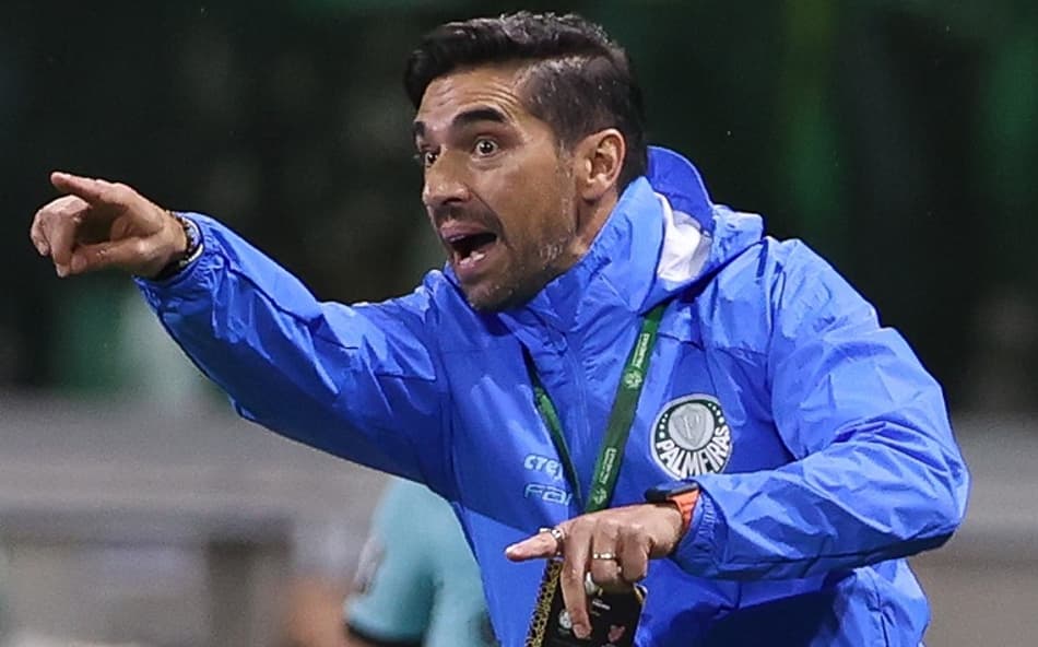 Abel Ferreira faz discurso ao elenco do Palmeiras após eliminação na Libertadores: ‘Temos 13 finais’