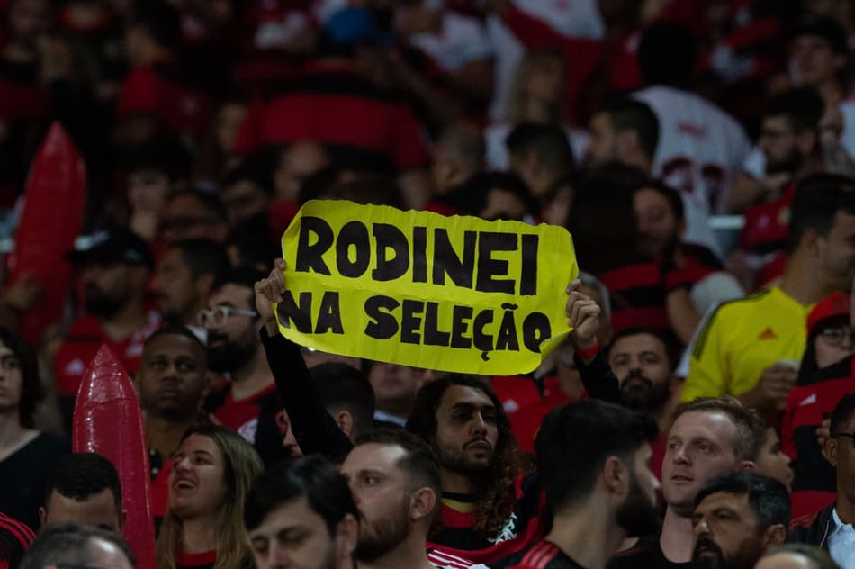 Festa da torcida do Flamengo em classificação tem pedidos de Rodinei na Seleção e canto de ‘vamos pro tri’