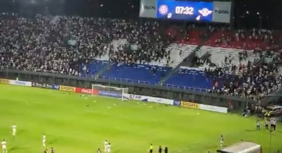 Olimpia sofre goleada para o Libertad, torcida lança assentos e jogo é suspenso; assista