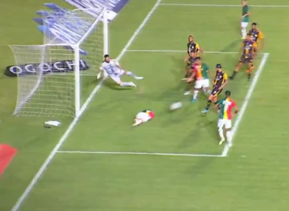 Atacante do Sampaio Corrêa evita gol de companheiro de time em partida pela Série B