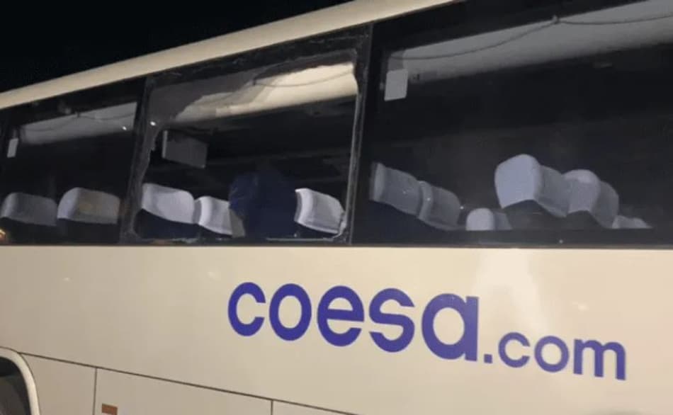 Ônibus da torcida do Velez foi apedrejado no Maracanã