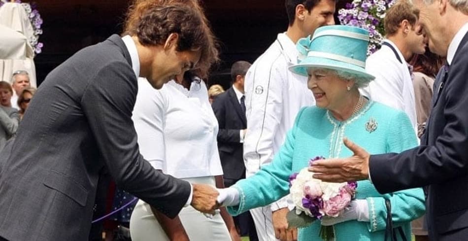 Roger Federer cumprimenta Rainha Elizabeth II em Wimbledon 2010