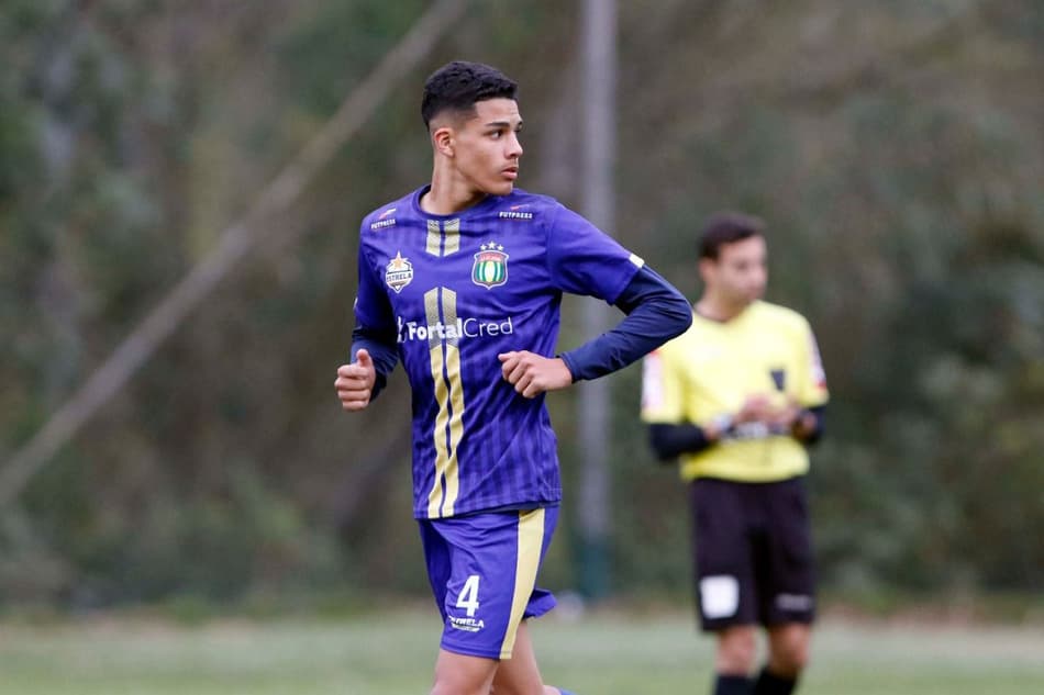 Zagueiro ganha notoriedade com fase artilheira no Estrela Dourada