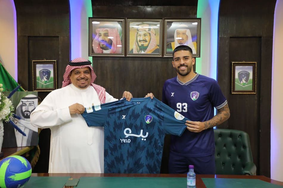 Zagueiro brasileiro acerta com novo clube na Arábia Saudita e comemora: ‘Estou muito feliz’