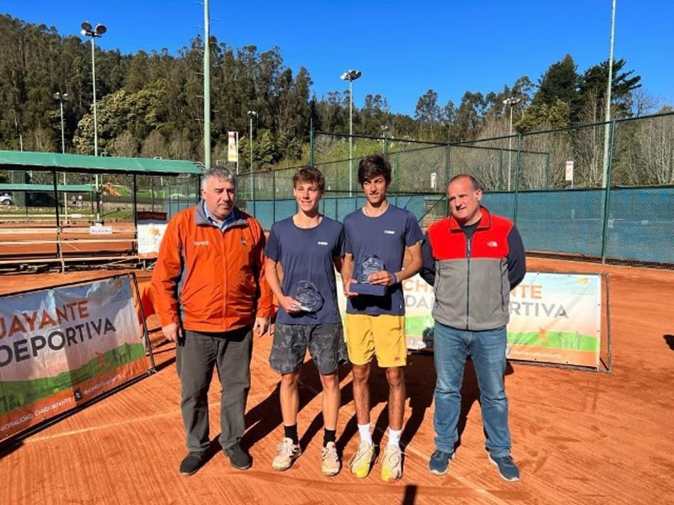 Davi Carlos de azul à esquerda com o troféu