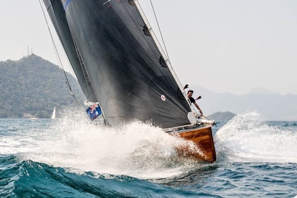 Histórico barco de bandeira australiana vence regata do Colégio Naval durante a Semana de Vela de Angra dos Reis