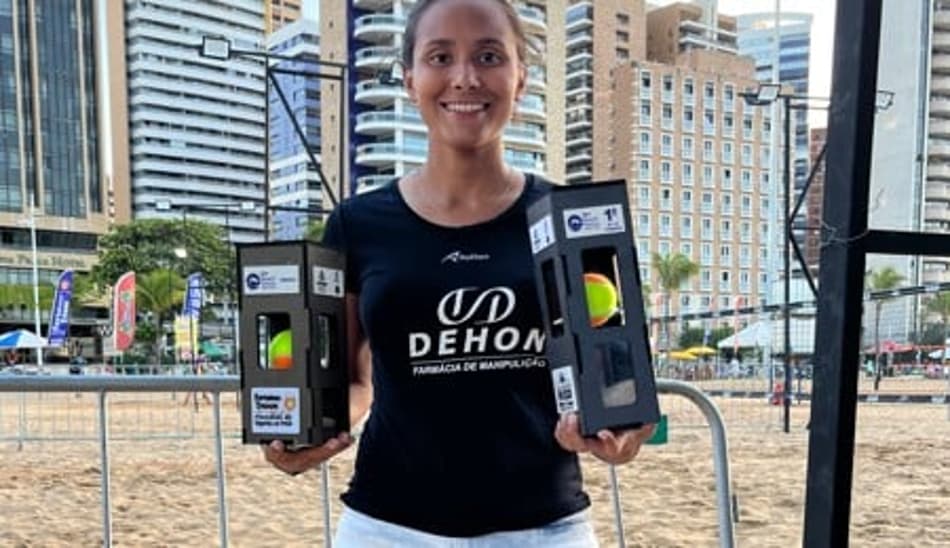 Brenda Rique com troféu de Fortaleza
