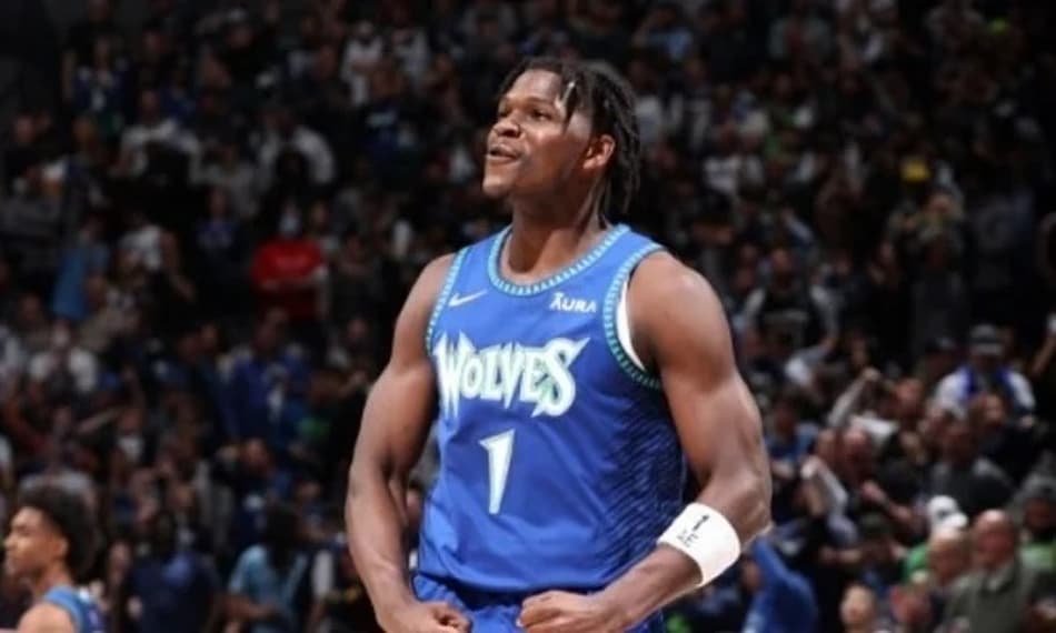 Anthony Edwards pede desculpas por vídeo ofendendo homossexuais