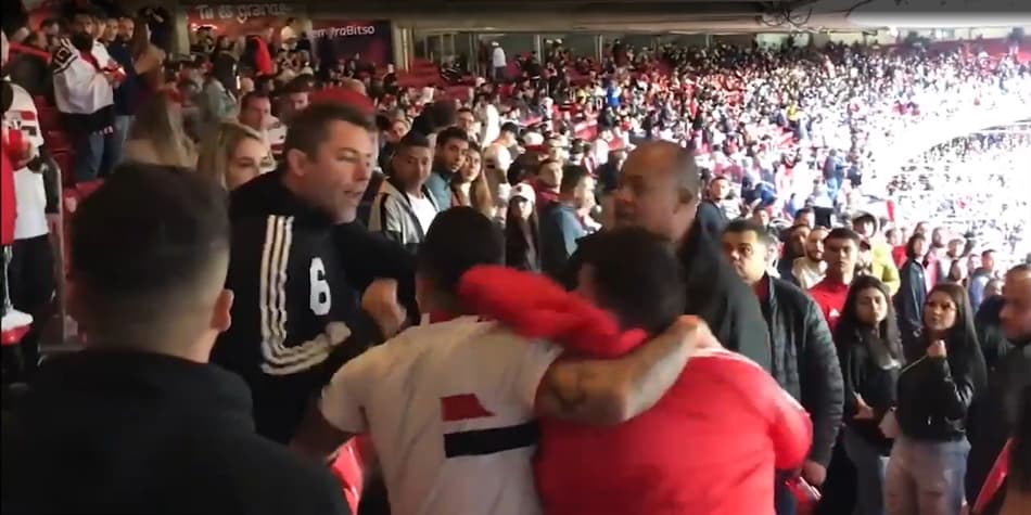 VÍDEO: Veja briga entre torcedores do São Paulo após criança comemorar gol do Corinthians