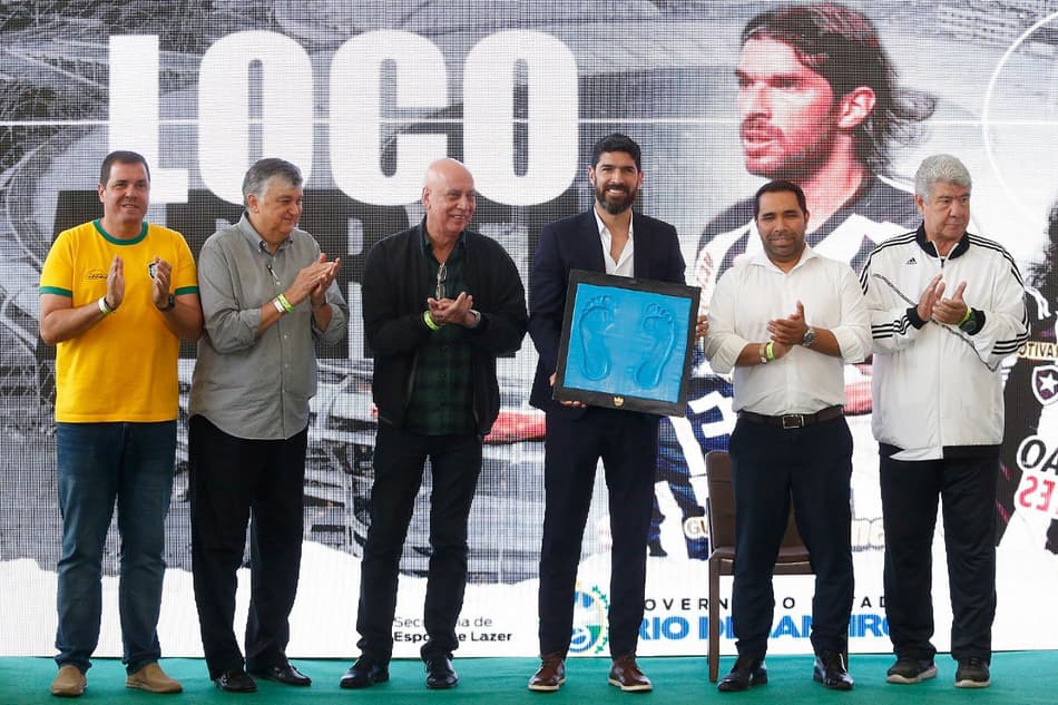 VÍDEO: Presidente do Botafogo enaltece importância de Loco Abreu para torcedores mais jovens