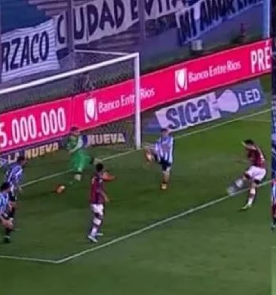 Goleiro mostra reflexo e faz defesa impressionante; confira
