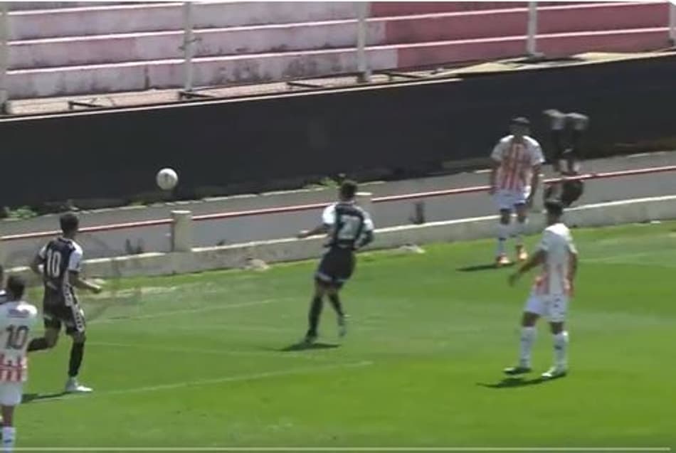 Assustador! Jogador cai em fosso do estádio após jogada; assista