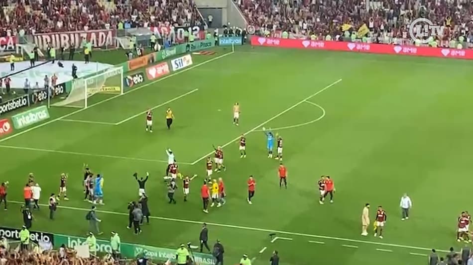 VÍDEO: Bruno Henrique celebra classificação na Copa do Brasil com torcida do Flamengo