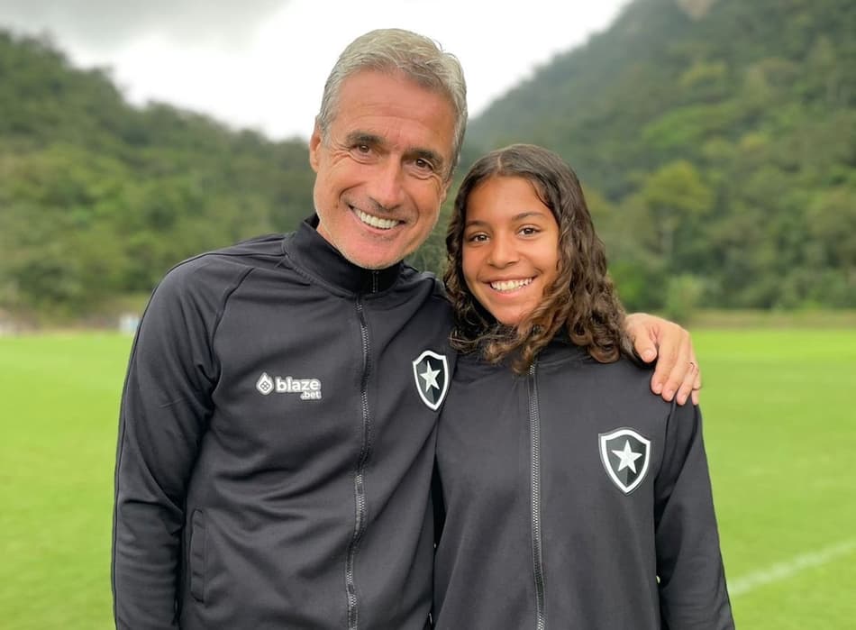 Giovana Waksman marca presença em treino do Botafogo