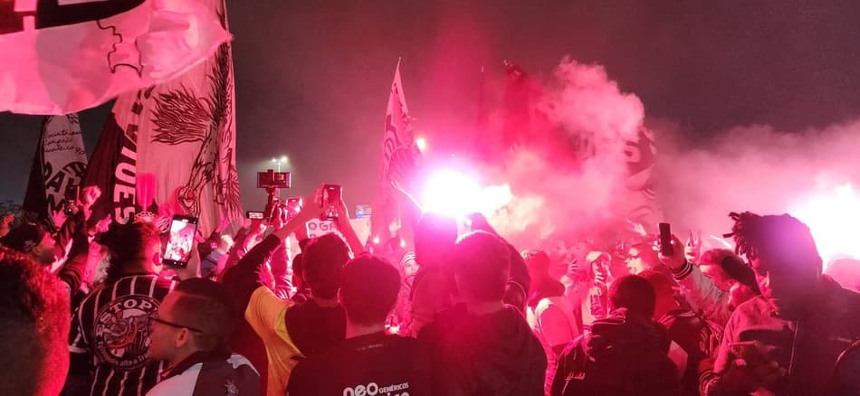 VÍDEO: Torcida do Corinthians faz festa para recepcionar o time antes de ‘decisão’ na Copa do Brasil