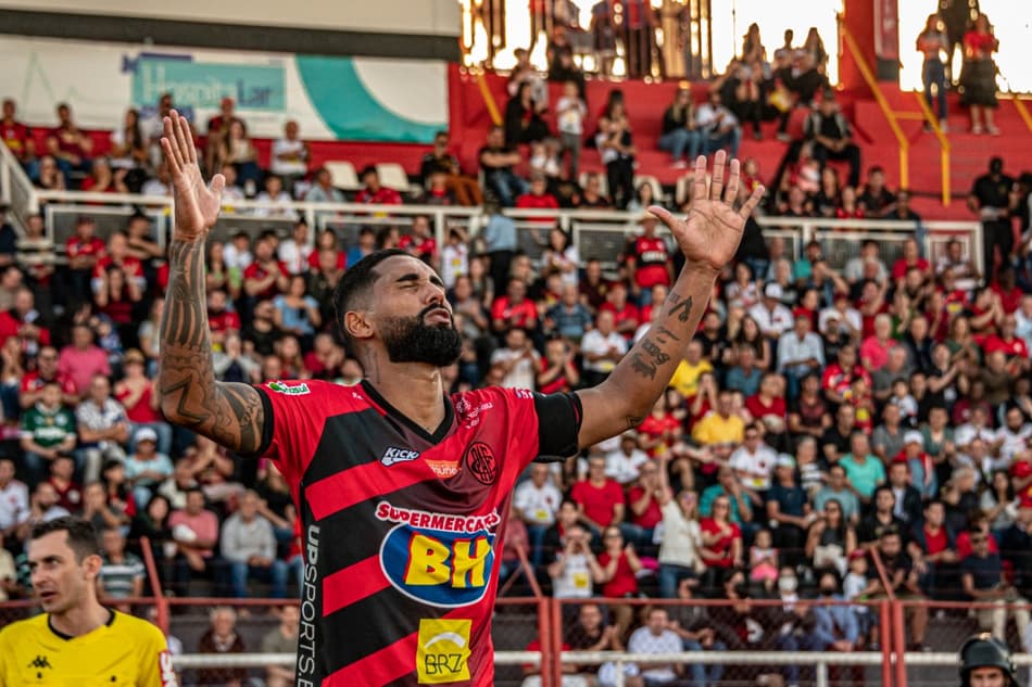 Líder de interceptações da Série D, zagueiro Victor Pereira enaltece técnico no Pouso Alegre