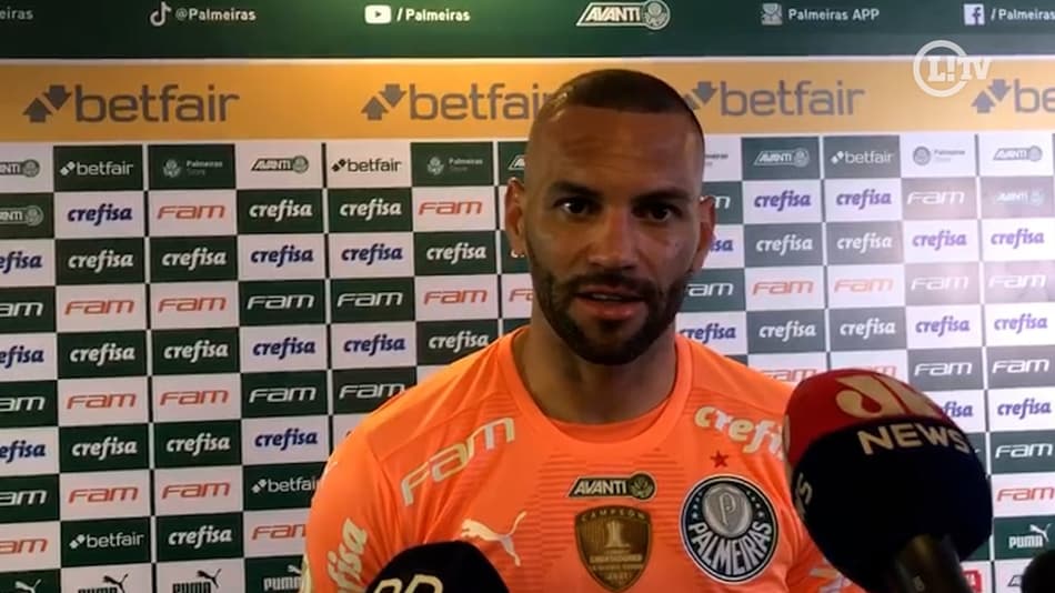 Weverton sai em defesa de Danilo por nova expulsão no Palmeiras: ‘Não apontamos o dedo’