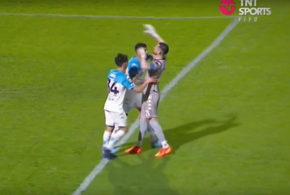 Confusão! Goleiro insulta torcida rival e cria briga generalizada