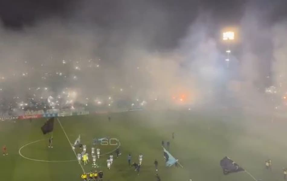 Torcida faz recepção espetacular ao time do coração e viraliza; assista