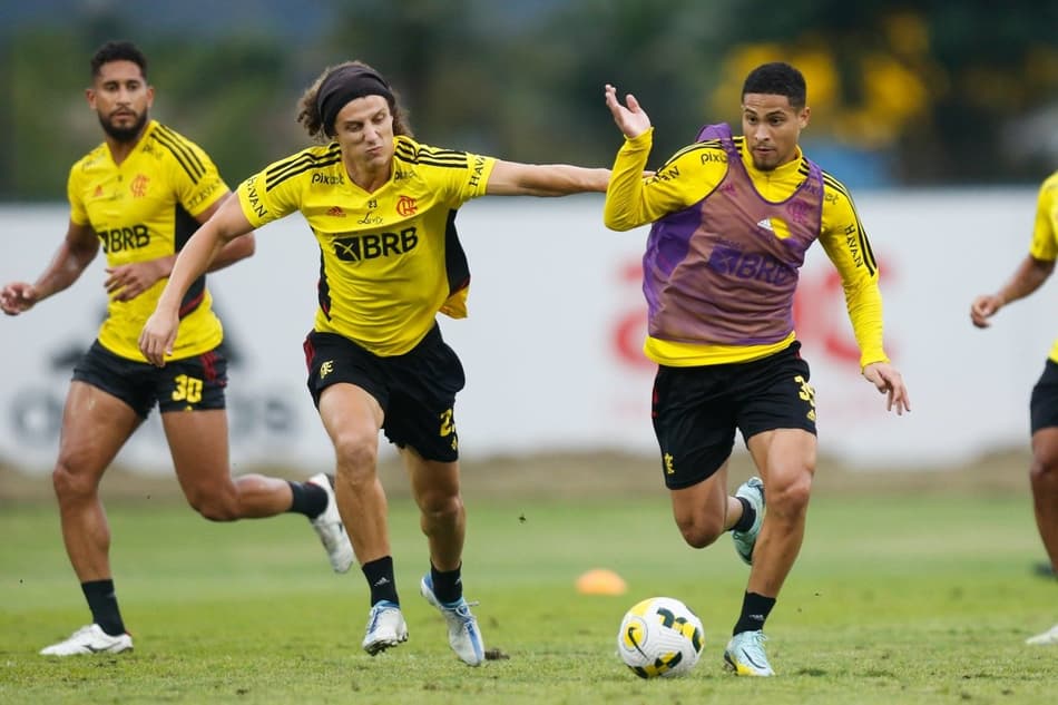 Flamengo se reapresenta após folga, e três jogadores trabalham à parte