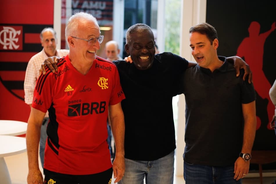 Denir visita Ninho do Urubu após cirurgia e é ‘tietado’ por jogadores do Flamengo