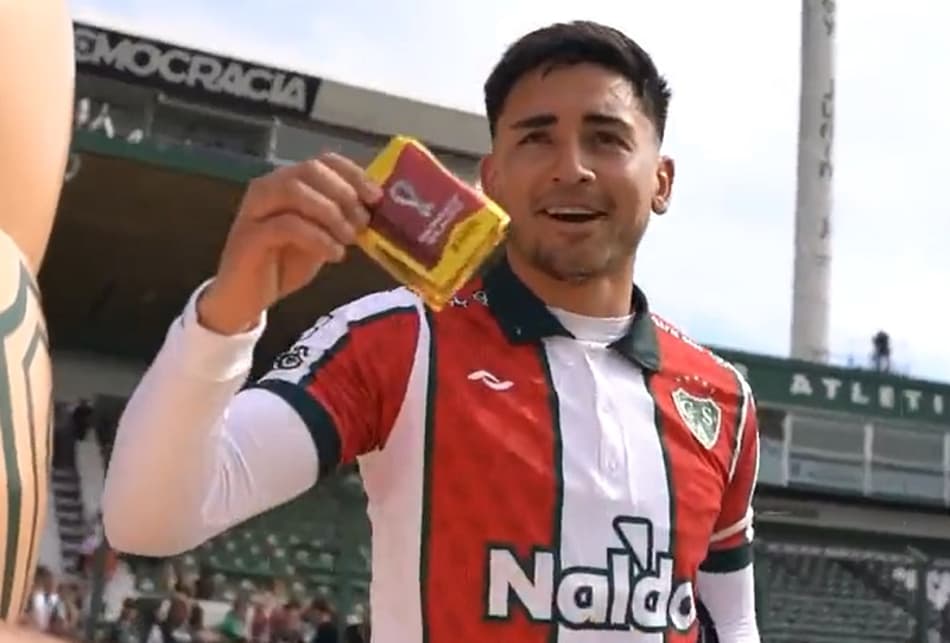 Jogador troca calção por figurinhas de álbum da Copa do Mundo