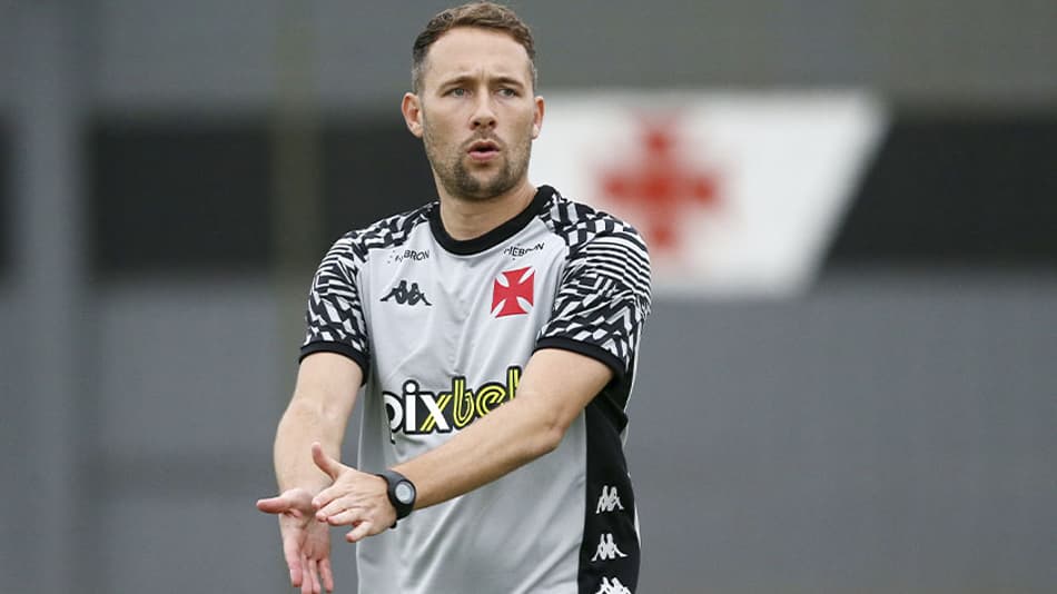 Vasco anuncia inglês como novo treinador de bola parada