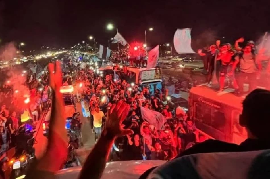 Festa de acesso por muito pouco não acaba em tragédia com elenco campeão