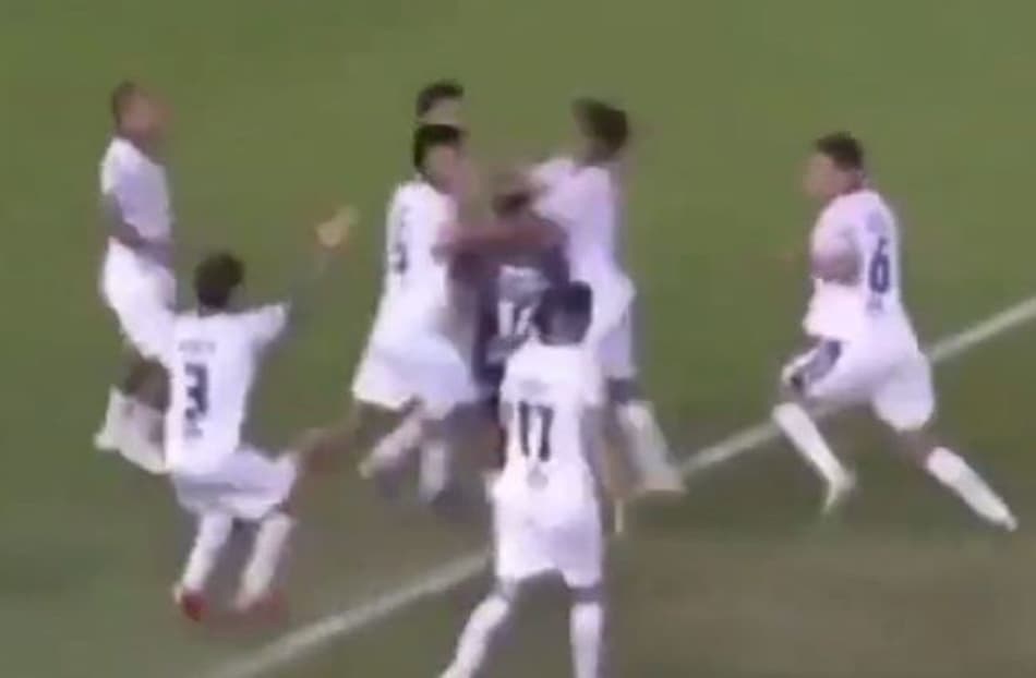 Jogadores se irritam e protagonizam batalha campal após decisão do árbitro