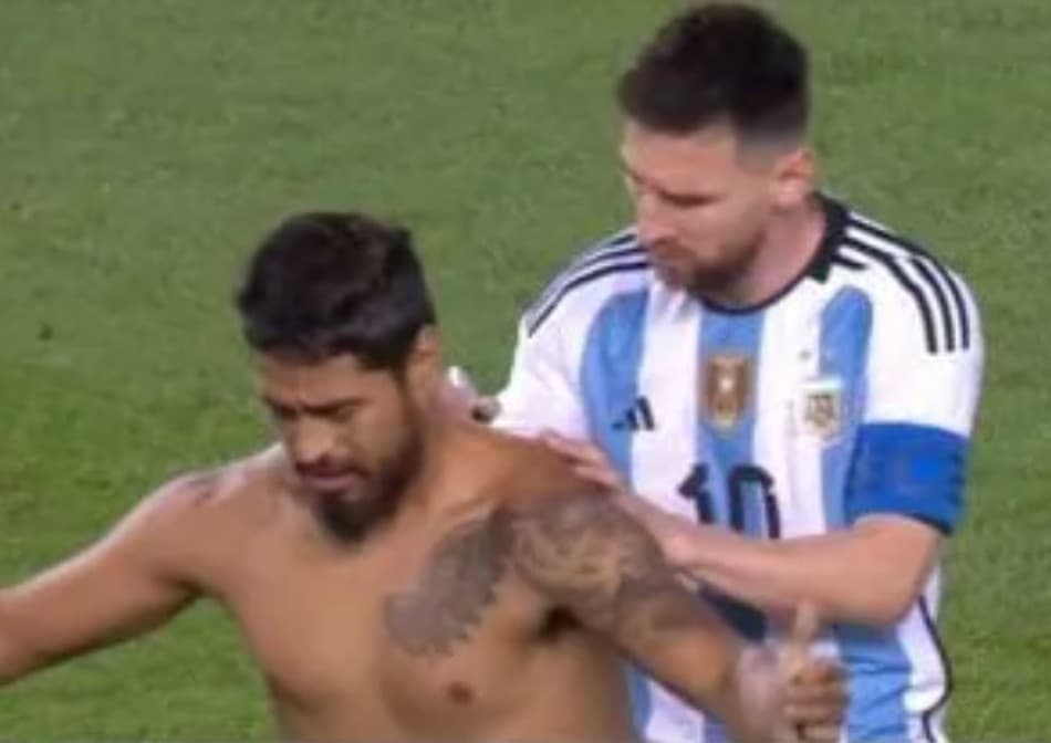 Torcedor invade campo e Messi autografa o corpo do fã; confira