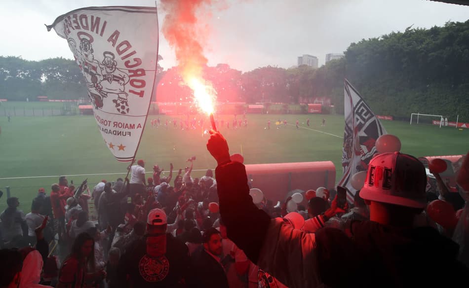 Torcida faz festa em embarque do São Paulo para a final da Copa Sul-Americana