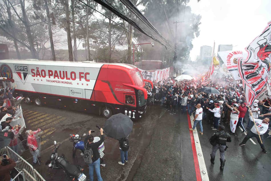 GALERIA: Veja fotos da festa da torcida do São Paulo em embarque do time para final da Sul-Americana