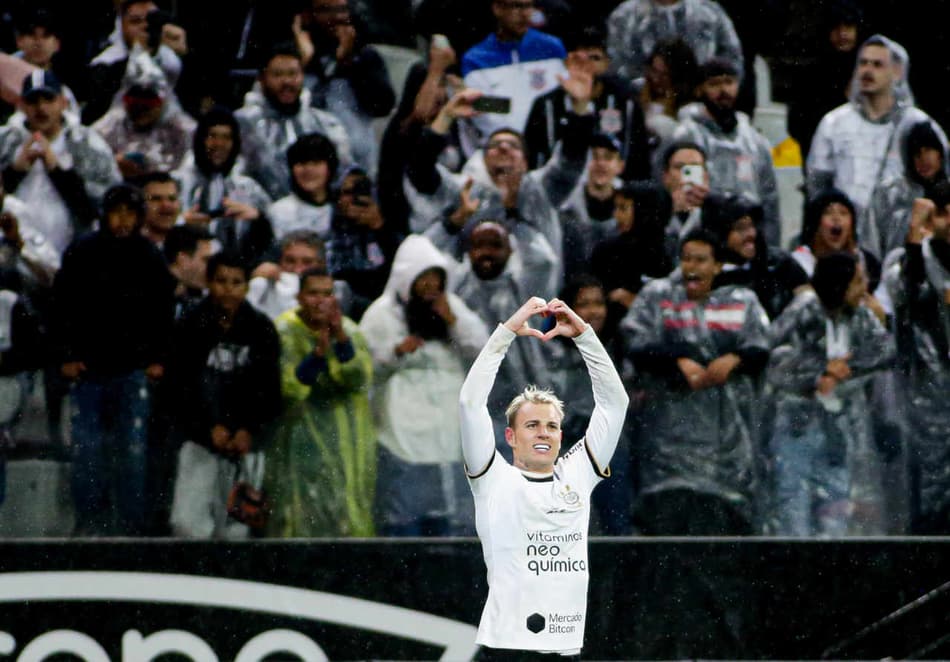 Róger Guedes valoriza parceria com Yuri no Corinthians e lamenta gols perdidos: ‘Poderia ter feito quatro’