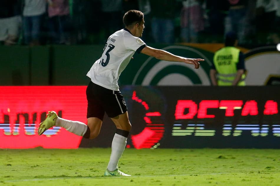 Del Piage vibra após marcar gol da vitória do Botafogo sobre o Goiás
