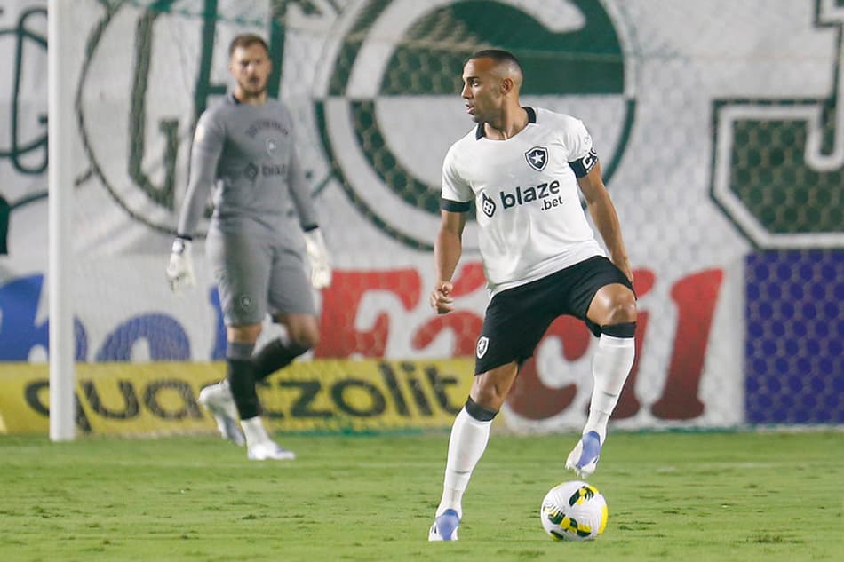 Marçal, do Botafogo, tenta atingir drone, recebe amarelo e é suspenso; Cuesta também está fora