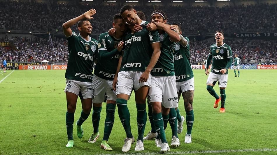 Palmeiras supera desfalques, arbitragem e bate o Atlético-MG para ampliar liderança no Brasileirão