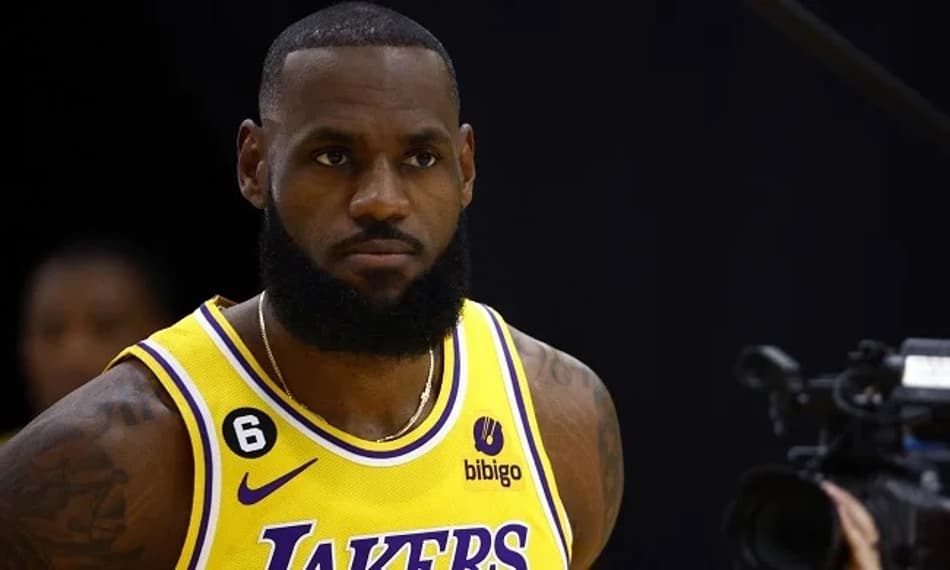 LeBron James polemiza ao eleger time ideal da história do Lakers