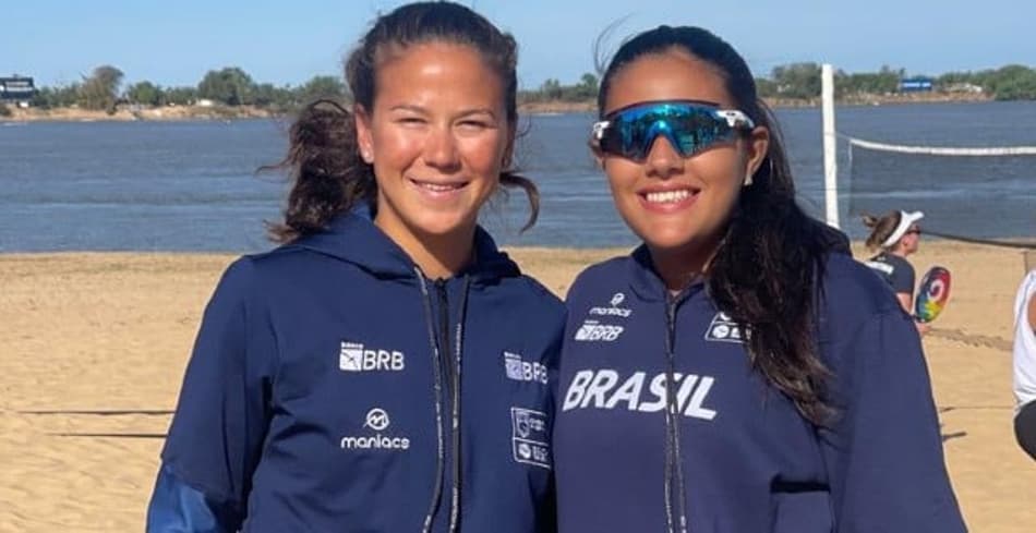Sophia Chow à esquerda e Julia Cabral à direita