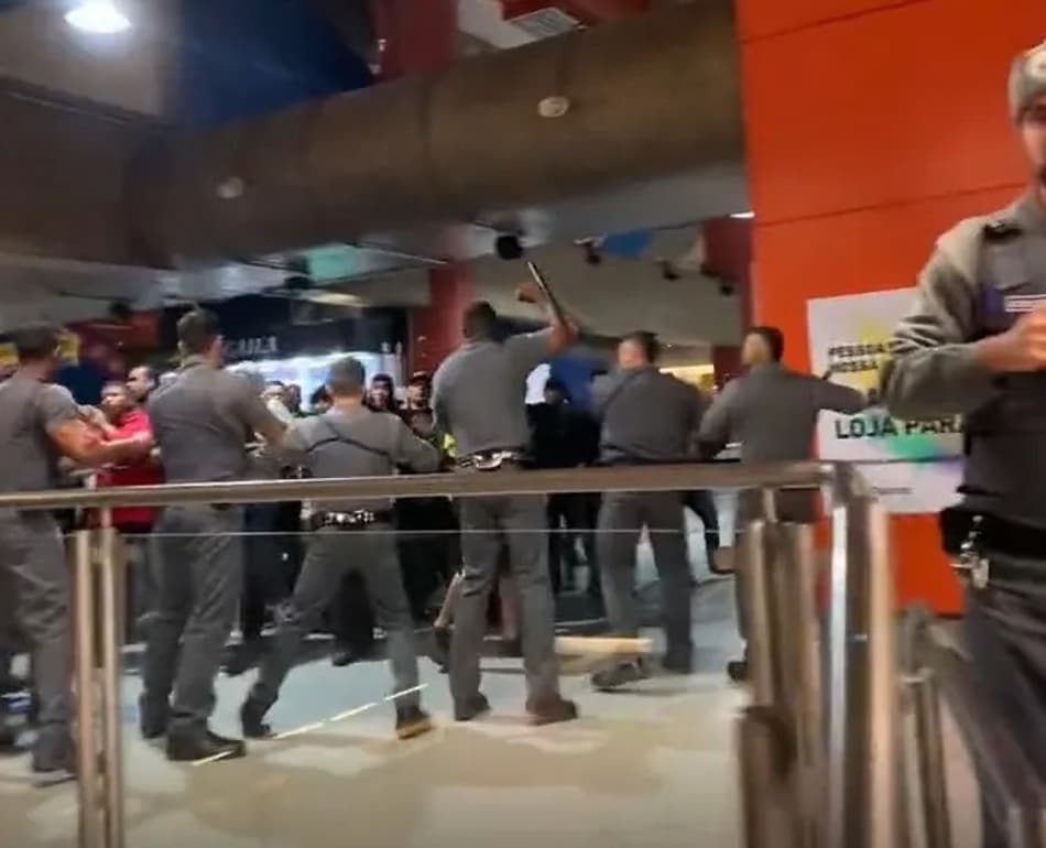 Torcedores de Corinthians e São Paulo brigam na estação da Luz