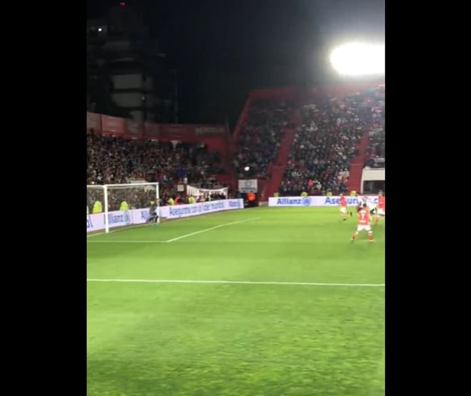 É você, Marcelinho Carioca? Astro sul-americano faz golaço de falta; assista